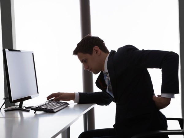 Khi ngồi nhiều giờ một chỗ sẽ khiến bạn cảm thấy đau lưng, mỏi vai gáy...